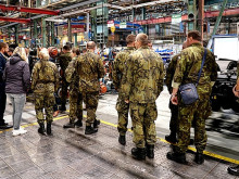 Members of the Military Office of the President of the Republic and the Castle Guard visited a manufacturer of cars and military equipment in Kopřivnice