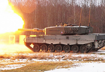 Soldiers of the 73rd Tank Battalion get acquainted with the Leopard 2 A4 tank (VR 360° video)