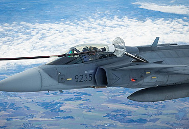 Czech gripen pilots trained in-flight refuelling from Airbus A330 MRTT for the first time