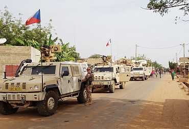 Soldiers from the 44th Light Motorized Battalion shift Paratroopers in fulfilling tasks in Mali