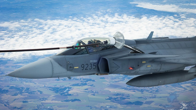 Czech gripen pilots trained in-flight refuelling from Airbus A330 MRTT for the first time