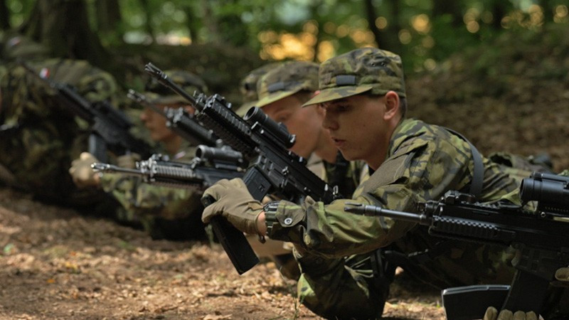 Voluntary military training for high school students: the Czech model in a European conte