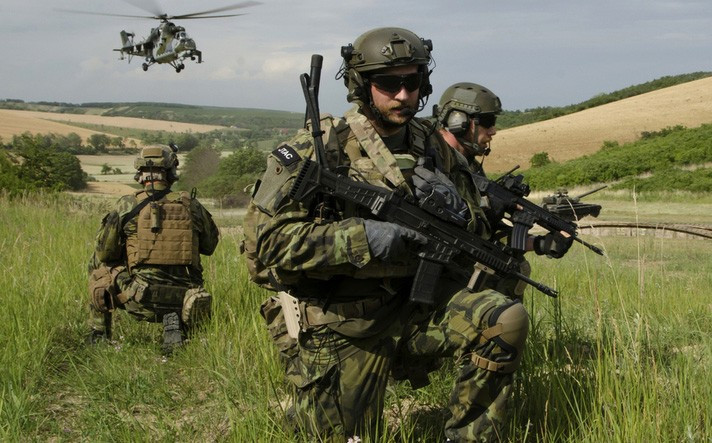 Operation COMAO: Cooperation of Fighter Aircrafts and Helicopters with ...