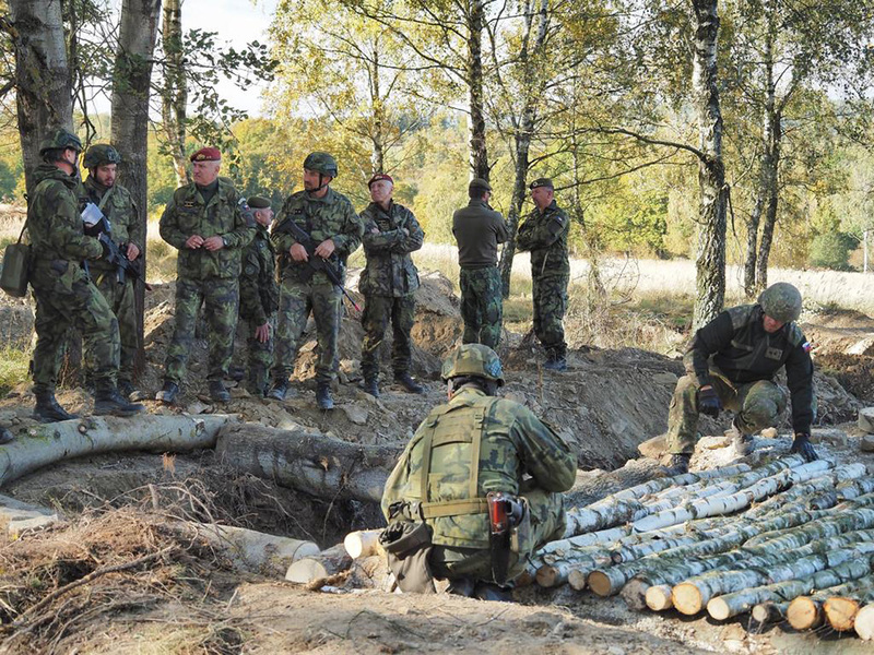 Foto: Kontrola provedených prací velitelem Pozemních sil AČR genmjr. Romanem Náhončíkem | prap. Vladimír Vacek