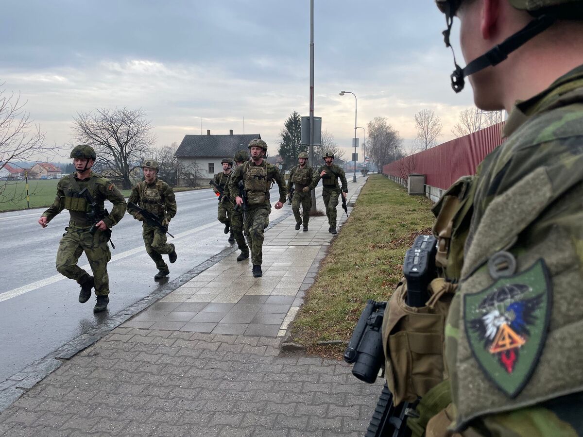 Foto: Výsadkář buď leží nebo běží. Fyzická je základem taktiky výsadkových jednotek | mjr. Petr Homola