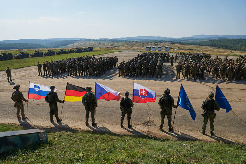 Foto: Na 1100 vojáků se třemi sty kusy techniky z ČR, Německa, Slovenska a Slovinska absolvovalo závěrečnou prověrku mnohonárodního praporu, která proběhla v září 2023. | MN BG SVK