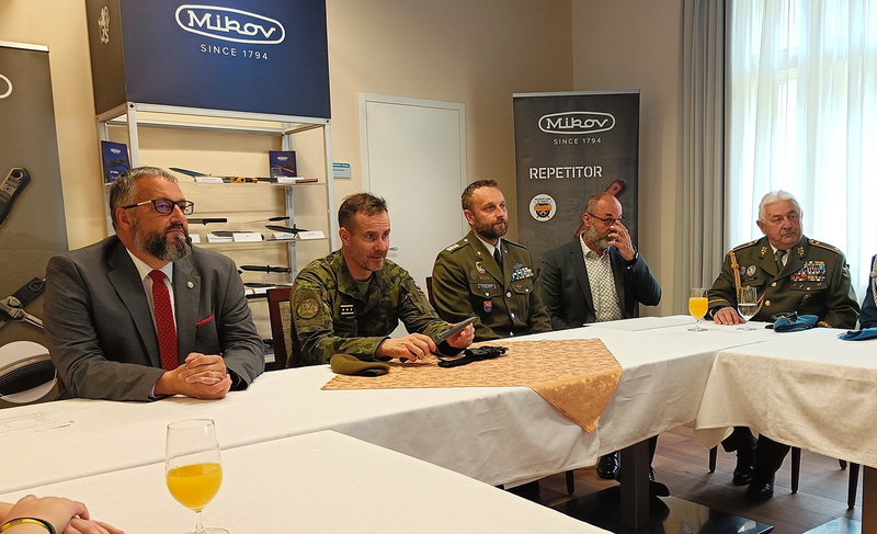 Foto: Slavnostního představení se účastnil např. náčelník Generálního štábu AČR generálporučík Karel Řehka, poslanec a předseda podvýboru pro válečné veterány Poslanecké sněmovny Parlamentu České republiky Pavel Růžička. | Jan Zilvar / CZ DEFENCE