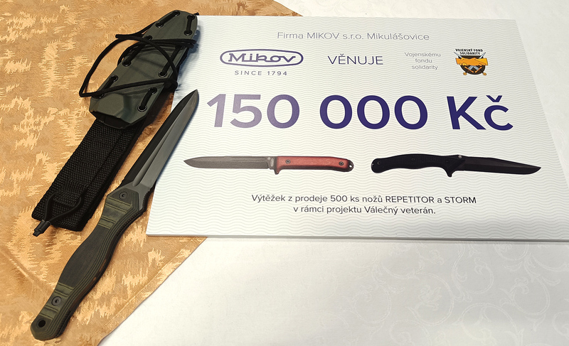 Foto: Součástí prezentace bylo také předání symbolického šeku na 150 000 korun. Díky této částce vzrostl dar společnosti Mikov již na celkem 405 000 Kč. | Jan Zilvar / CZ DEFENCE