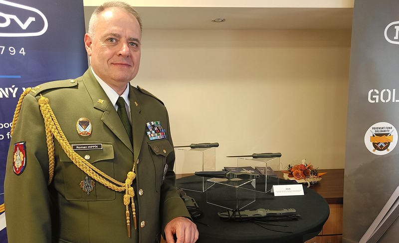 Foto: mjr. Hippík s novým nožem Golak | Jan Zilvar / CZ DEFENCE