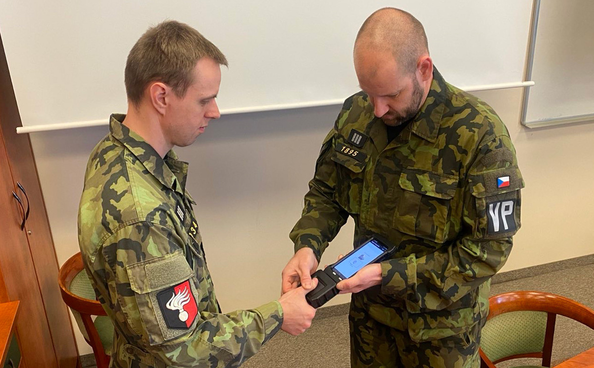Foto: Sběr otisku prstů prostřednictvím mobilního zařízení Javelin | VP