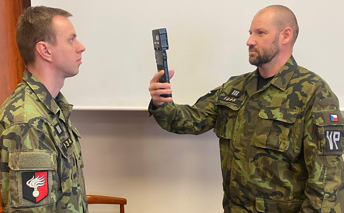 Foto: Sběr biometrických údajů prostřednictvím mobilního zařízení Javelin | VP