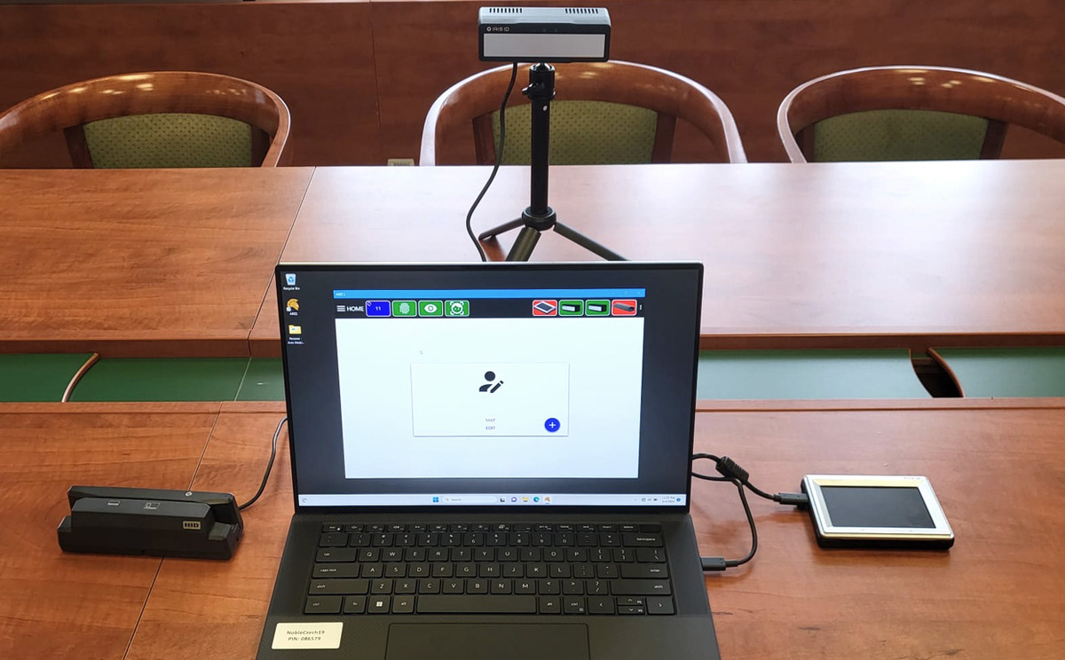 Foto: Stacionární zařízení Javelin Jump Kit má oproti mobilnímu přístroji Javelin navíc čtečku údajů z dokladu totožnosti | VP