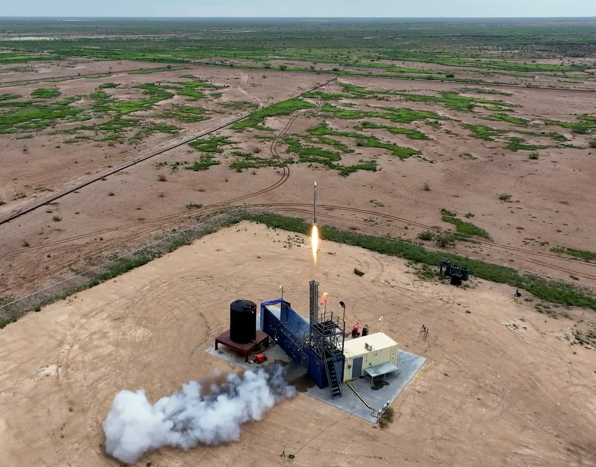 Foto: Firehawk je průkopníkem prvního škálovatelného využití 3D tisku pro výrobu pohonných látek a raketových motorů na tuhá paliva na světě | Firehawk
