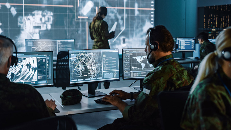 Foto: Kybernetické hrozby a informační kriminalita jsou také jednou z domén, kterými se zabývá a na kterých pracuje Armáda České republiky (ilustrační foto) | Shutterstock