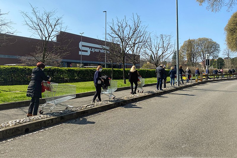 800px-Ian_Art_Photography_-_Italy_100_people_queuing_at_a_supermarket_during_coronavirus_outbreak_mar-2020