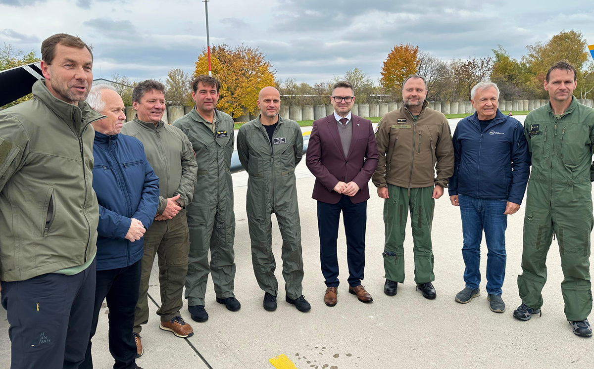 Foto: Slavnostního aktu se zúčastnili mimo jiné ředitel LOM PRAHA Jiří Protiva, ředitel CLV Jaroslav Špaček, zástupce velitele Vzdušných sil AČR brig. gen. Petr Tománek či ředitel ZLIN AERO Miloslav Tutter | Jan Zilvar / CZ DEFENCE