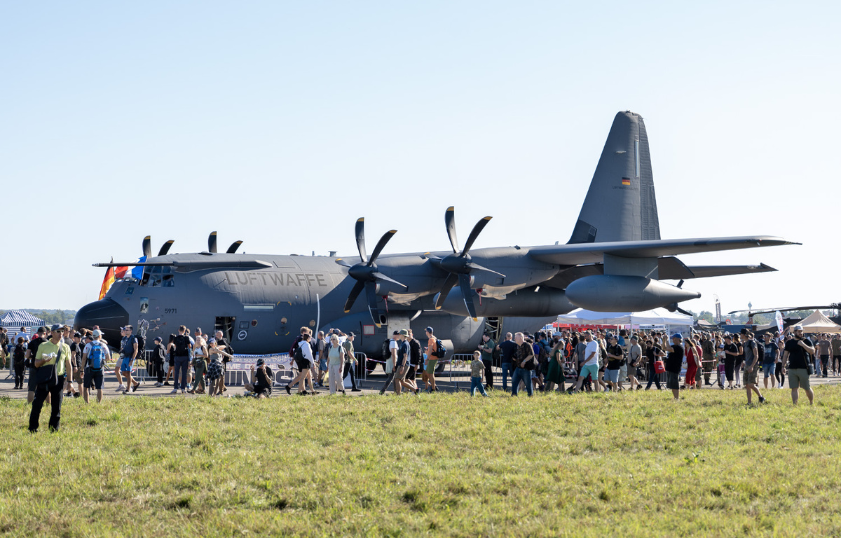 Foto: Organizátoři věnovali i letos mimořádnou pozornost bezpečnosti a plynulému průběhu celé akce | Michal Pivoňka / CZ DEFENCE