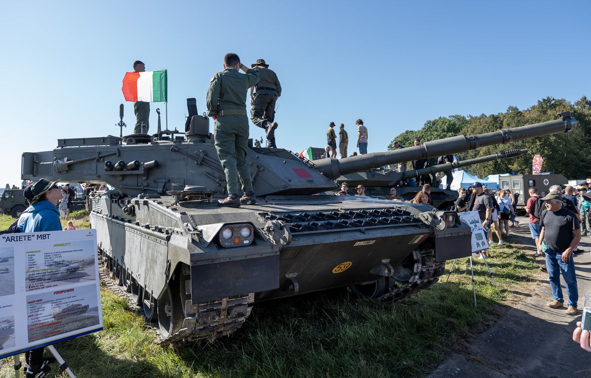 Foto: Italové přivezli také svůj hlavní bojový tank C1 Ariete | Michal Pivoňka / CZ DEFENCE