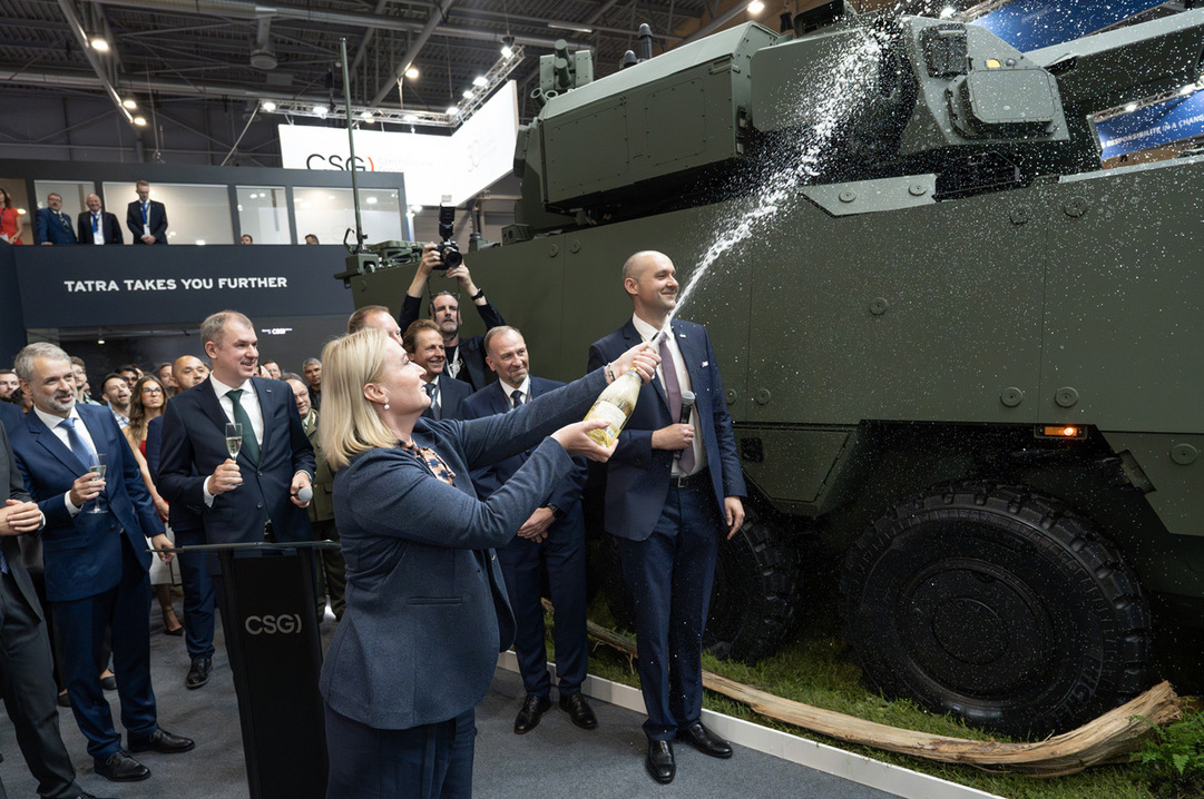 Foto: Ministryně obrany Jana Černochová křtí nového obrněnce Pandur 8x8 EVO | Michal Pivoňka / CZ DEFENCE